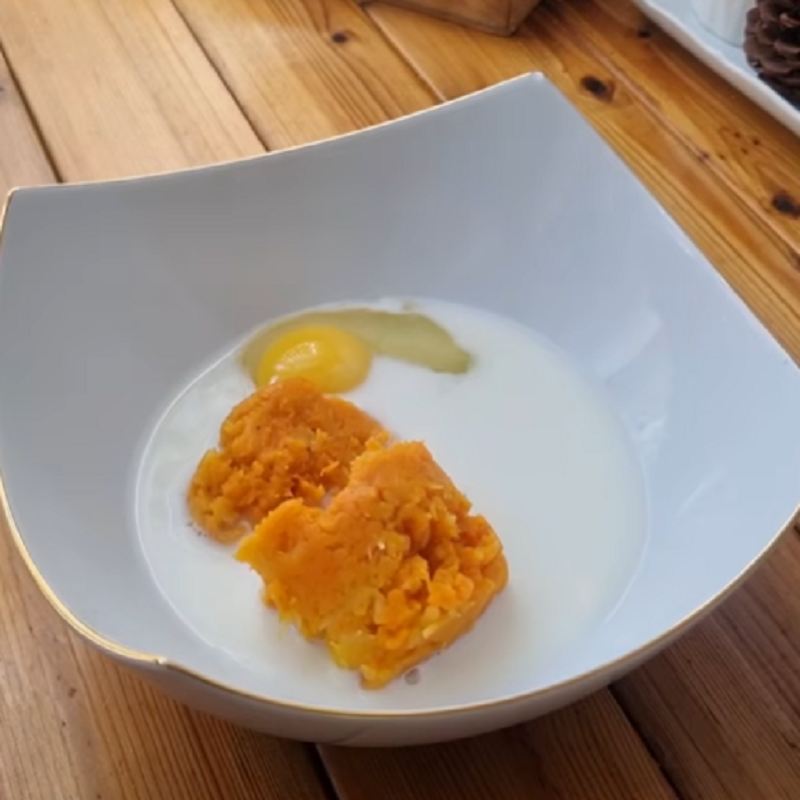 مخلوط کردن تخم مرغ و مواد اولیه