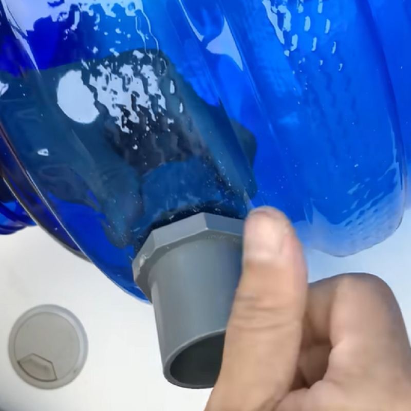 اتصالات PVC را در محل سوراخ ها قرار دهید