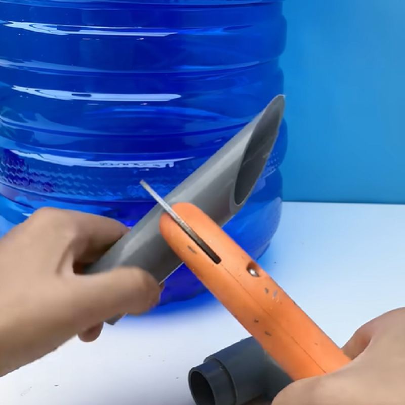 یک قطعه لوله PVC را به اندازه مناسب برش دهید و انتهای آن را مورب کنید