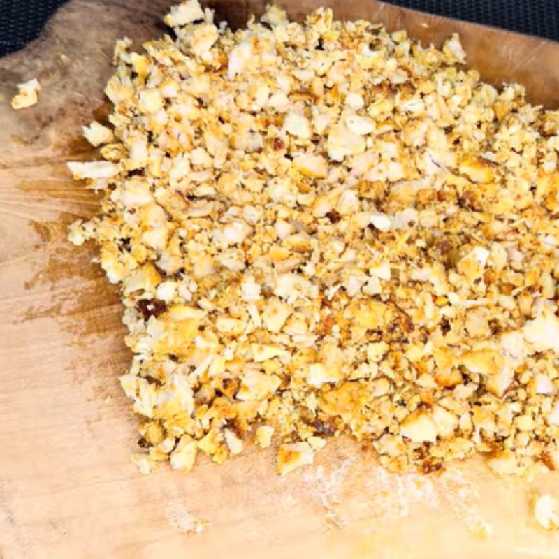 مرغ های پخته و خنک شده را روی تخته قرار دهید