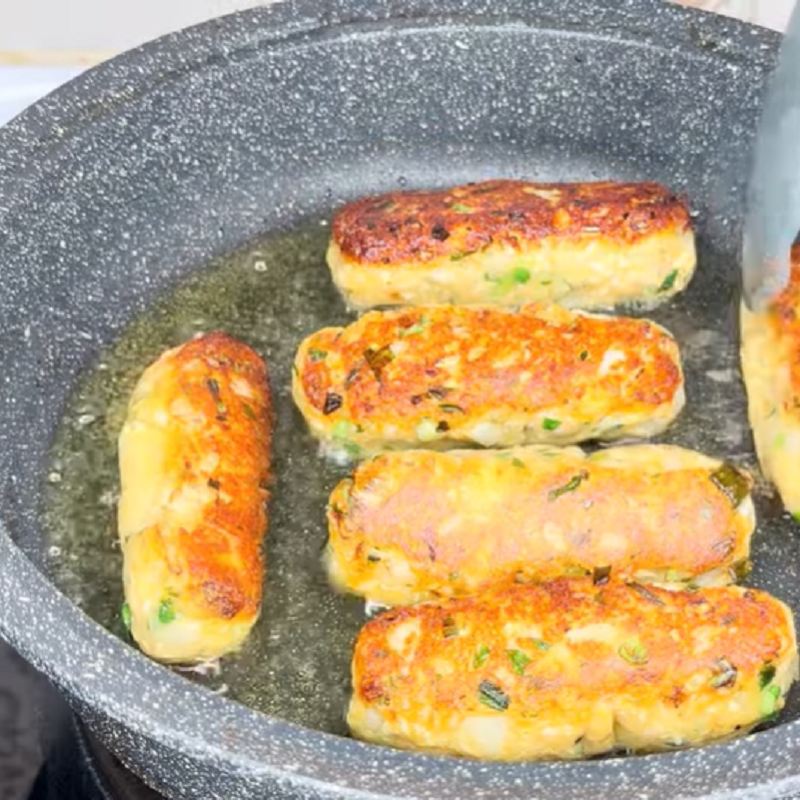 سرخ کردن کباب مرغ و سیب زمینی