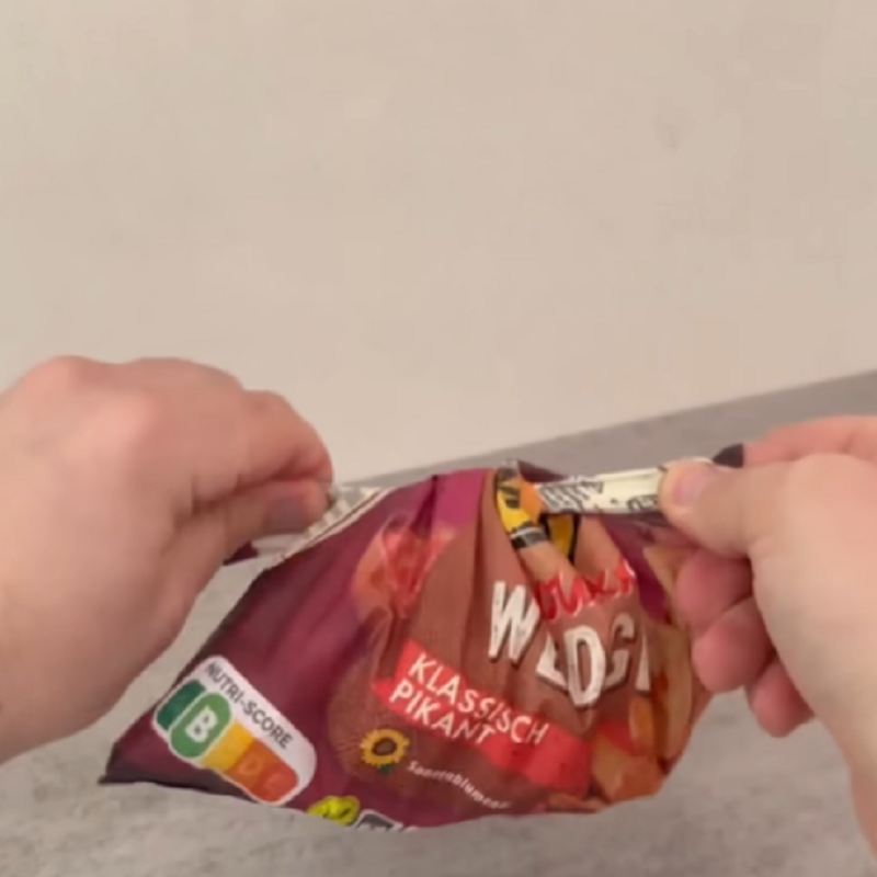 سپس دو گوشه بسته را به هم گره بزنید