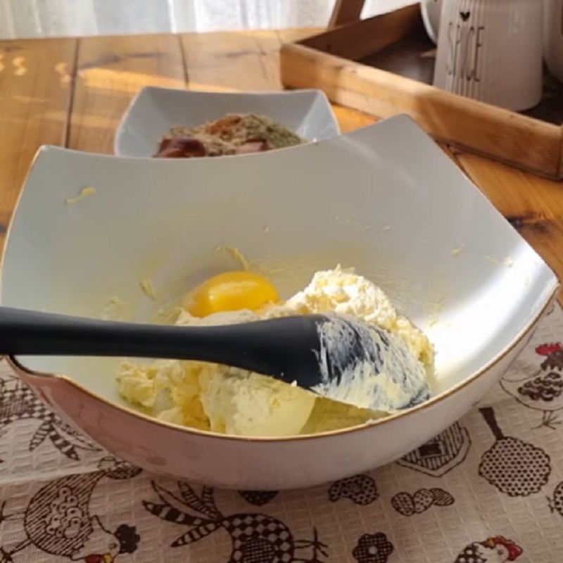 زرده تخم مرغ و وانیل را اضافه کنید