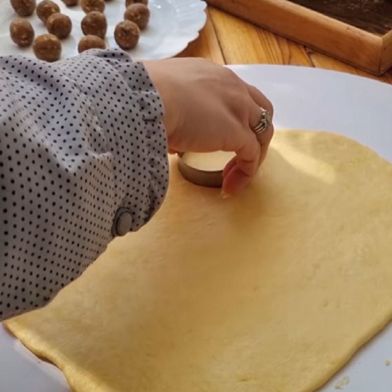 خمیر را باز کنید و قالب بزنید