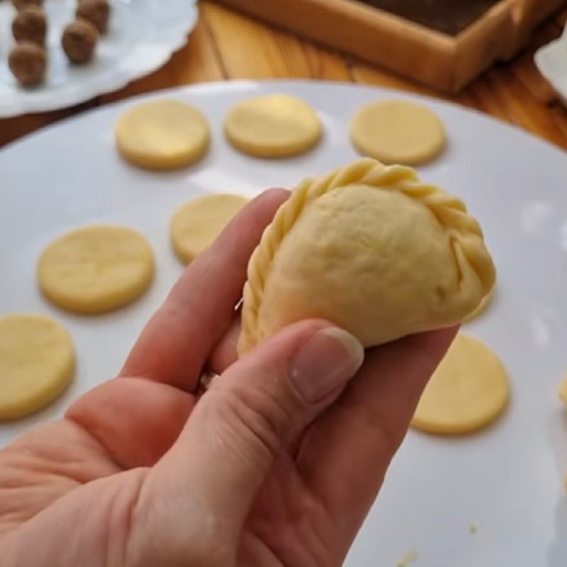سپس لبه ها را با انگشت فرم دهید