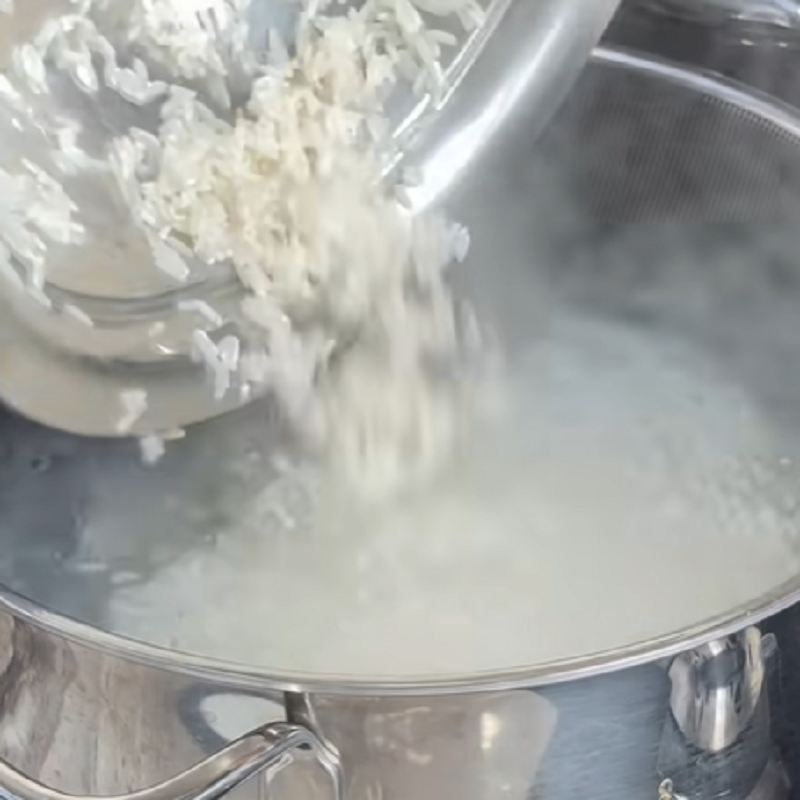 آبکش کردن برنج و آماده سازی ته دیگ