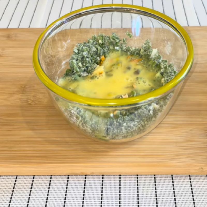 تخم مرغ ها و روغن را اضافه کنید