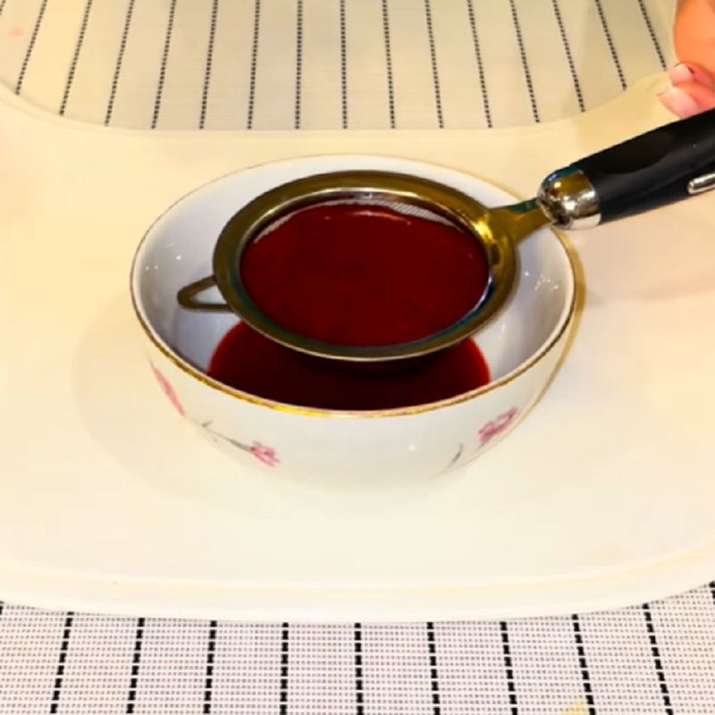 سپس سس را از صافی رد کنید