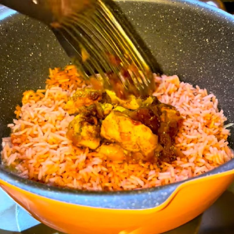  سپس برنج و مرغ آماده شده را به صورت لایه لایه داخل قابلمه اضافه کنید