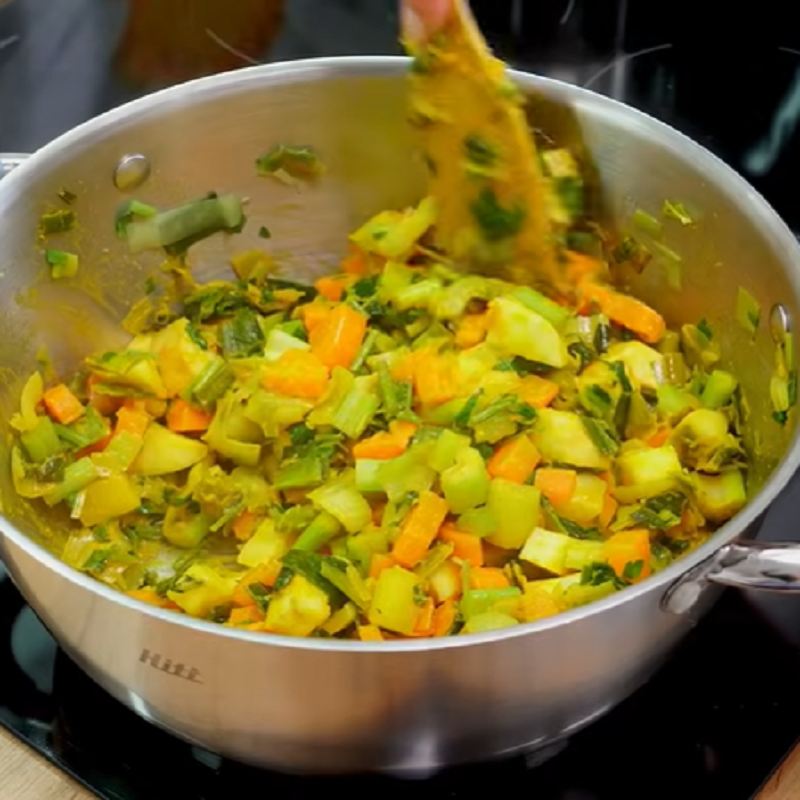 نمک و زردچوبه را اضافه کنید