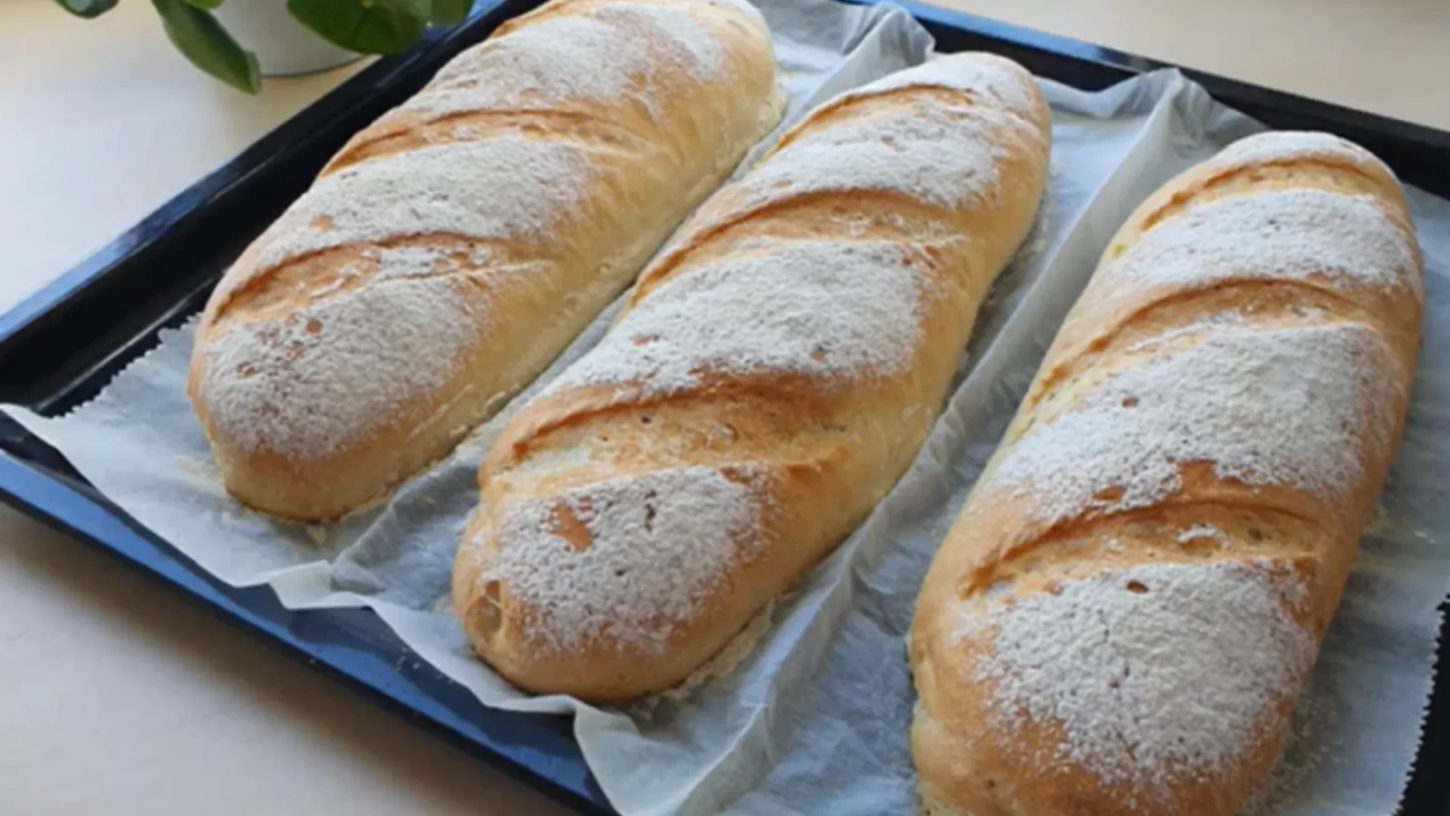 طرز تهیه بهترین و خوشمزه ترین نان باگت فرانسوی خانگی / با این روش دیگه ...
