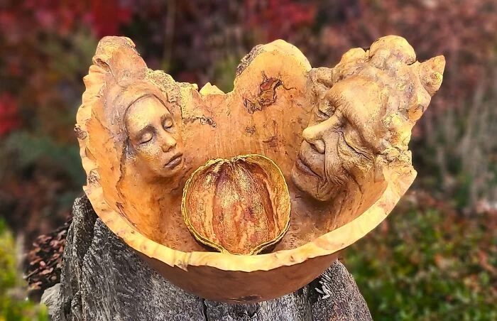 مجسمه چوبی