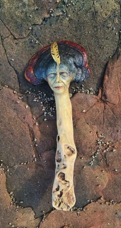 مجسمه چوبی