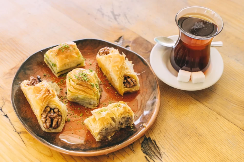 فنجان چای و باقلوا