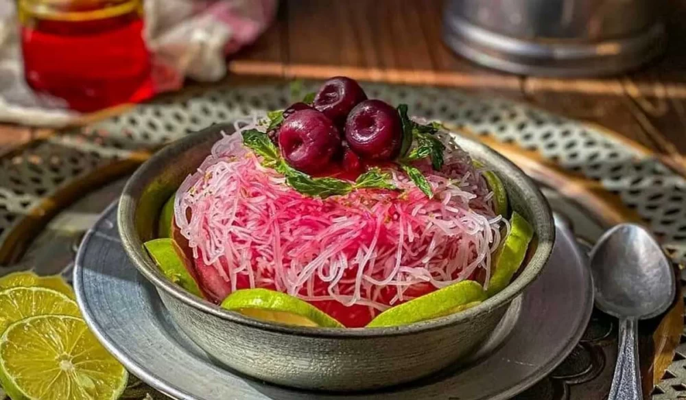 فالوده شیرازی آماده برای سرو کردن
