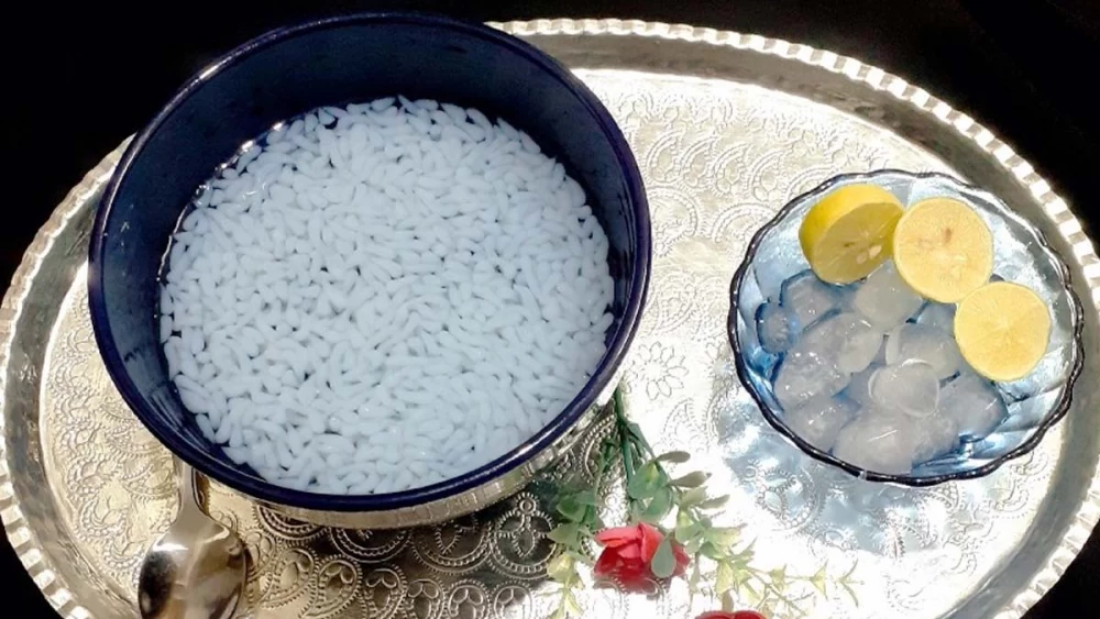 فالوده کرمانی در سینی سنتی