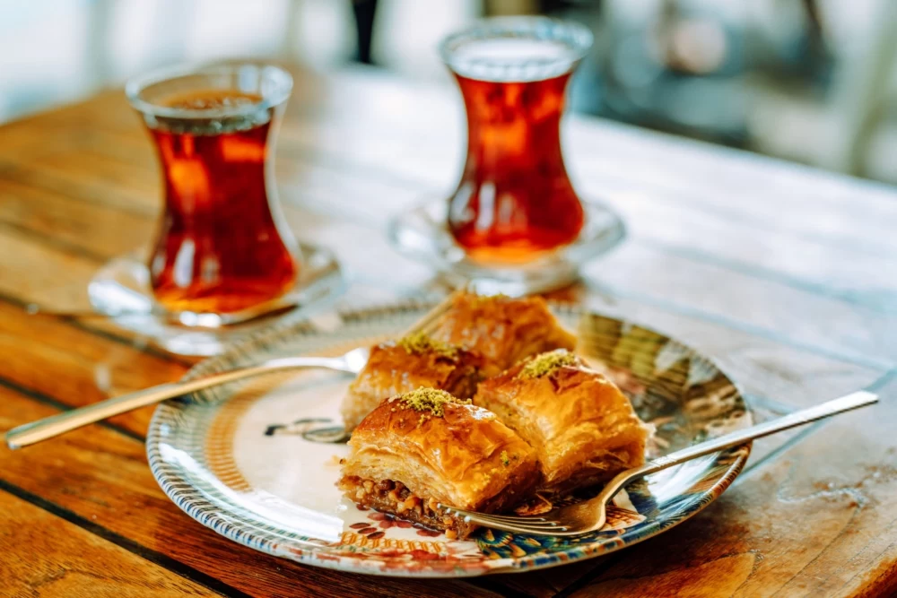 با چای چی بخوریم که بیشتر بچسبه؟!