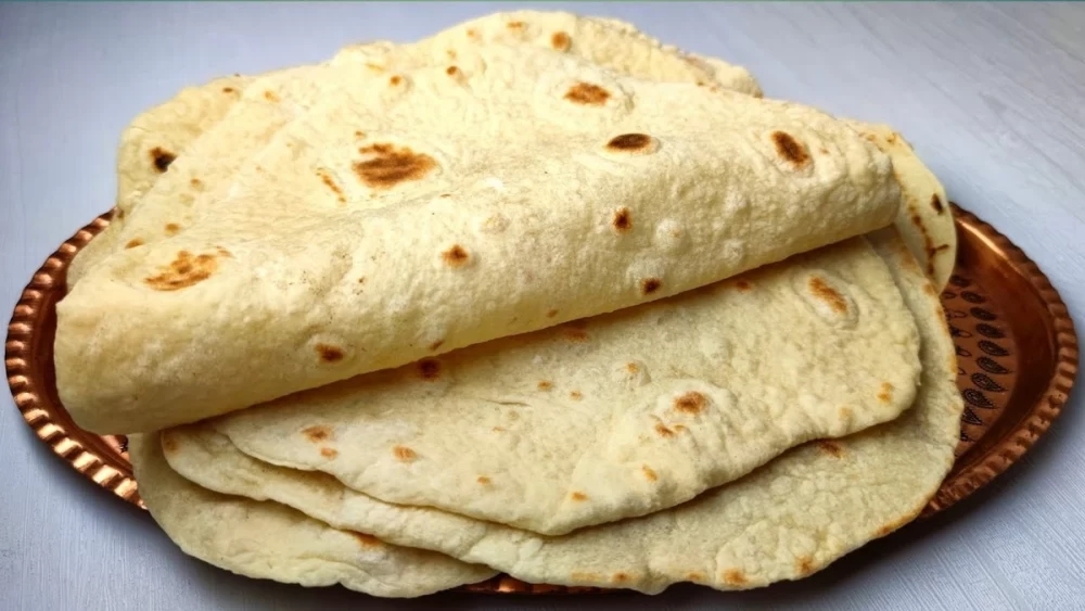 نان لواش آماده برای خوردن به همراه غذا