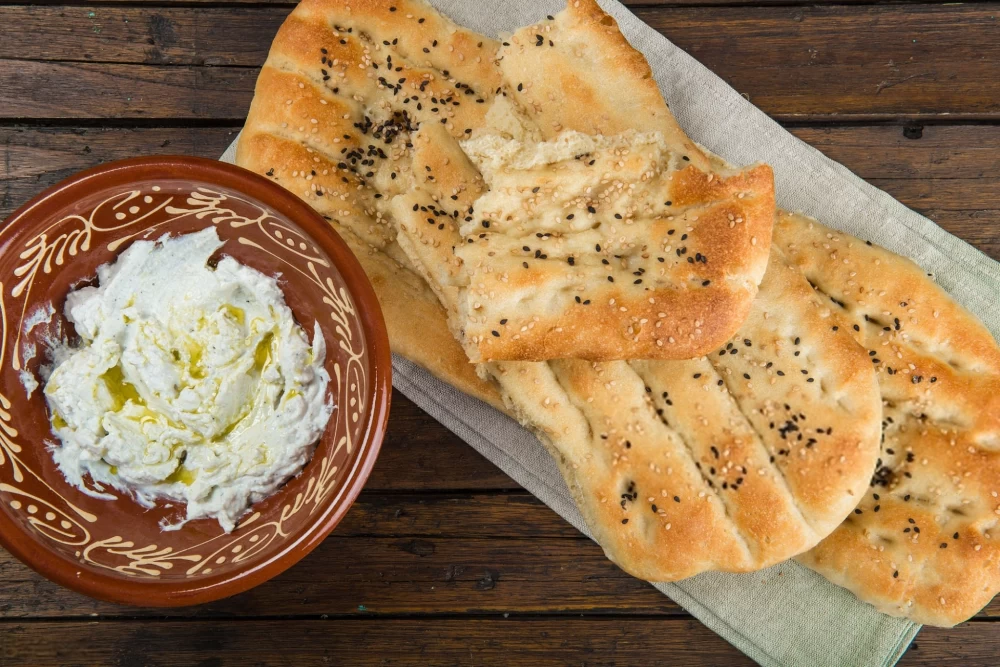 نان بربری با صبحانه ای مفصل