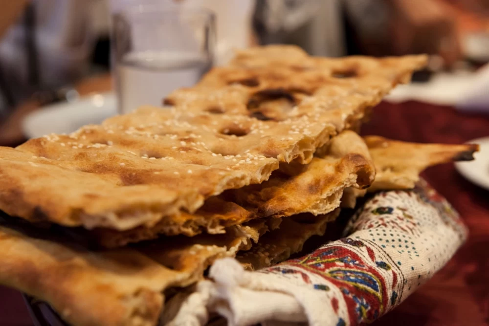 نان سنگک در سفره ای ایرانی