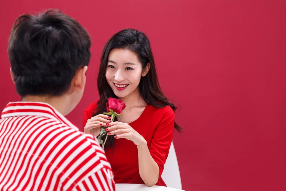 بلایند دیت چیست؟ قرار با چشمان کاملاً بسته همراه با ترس و هیجان!