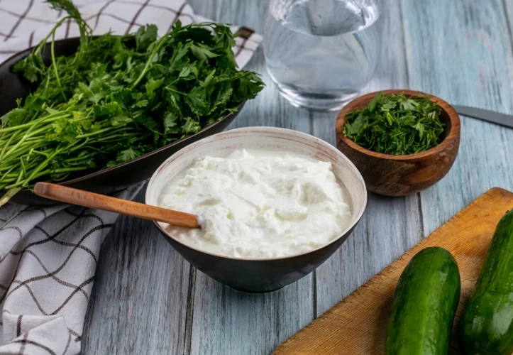 ماست چکیده یا ماست معمولی؛ کدام یک برای سلامتی بهتر است؟