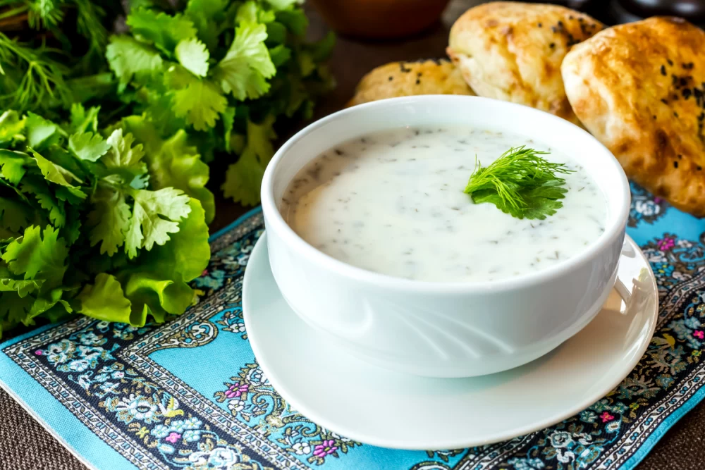 اشتباه رایج سفره؛ خوراکی هایی که نباید کنار ماست بخورید!