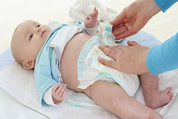مقایسه پوشک چسبی با شورتی