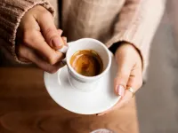 افزودن نمک به قهوه / از بین بردن طعم تلخ قهوه و افزایش لذت