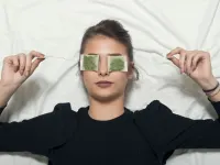 تاثیر چای کیسه ای بر سلامت چشم: راهکار طبیعی برای رفع خستگی و پف چشم