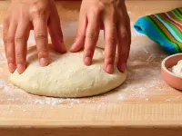 چرا خمیر پیتزا به دست می‌ چسبد و چگونه آن را برطرف کنیم؟
