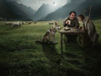 معنی ضرب المثل با گرگ دنبه می خورد، با چوپان گریه می کند