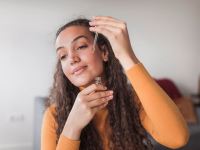بهترین روغن برای صورت در شب + راهنمای کامل انتخاب بر اساس نوع پوست