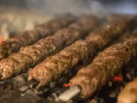 چگونه کباب را دوباره گرم کنیم؟ راهنمای کامل گرم کردن کباب با مایکروفر، اجاق گاز و فِر