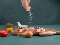 خوردن این خوراکی ها با نمک، معده تان را نابود می کند!