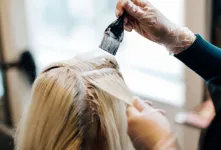 چگونه موهای دکلره شده را تیره کنیم؟