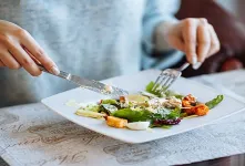 حکم خوردن غذا در رستوران غیر مسلمان چیست ؟