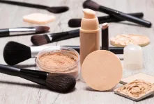 کرم پودر نارس یا استی لادر / کدام یک برای پوست شما مناسب‌تر است ؟