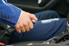 چرا ترمز دستی قفل می‌شود؟
