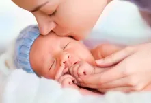 چرا باید از بوسیدن نوزاد خودداری کنیم؟