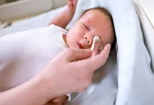 آیا شستشوی چشم نوزاد با شیر مادر موثر است؟