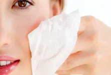 مضرات دستمال مرطوب برای صورت / نکاتی که باید بدانید