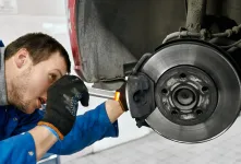 علت صدای لنت در دنده عقب و راهکارهای رفع آن