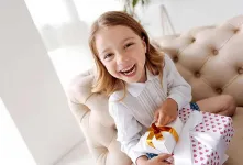 اهمیت خرید هدیه برای کودک و تاثیر آن بر رشد عاطفی و اجتماعی