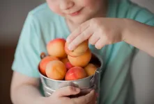 مضرات زیاده روی در مصرف زردآلو برای کودکان