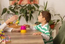 نگاهی به تفاوت لکنت ، با تاخیر در گفتار در کودکان