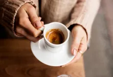 افزودن نمک به قهوه / از بین بردن طعم تلخ قهوه و افزایش لذت