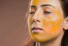 ماسک زردچوبه و ماست؛ راز پوستی درخشان و بدون لک
