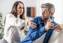 توهم خیانت همسر؛ نشانه ها، دلایل و راه های درمان