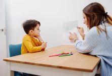 علت لکنت رشدی در کودکان: ژنتیک، محیط و نقش والدین
